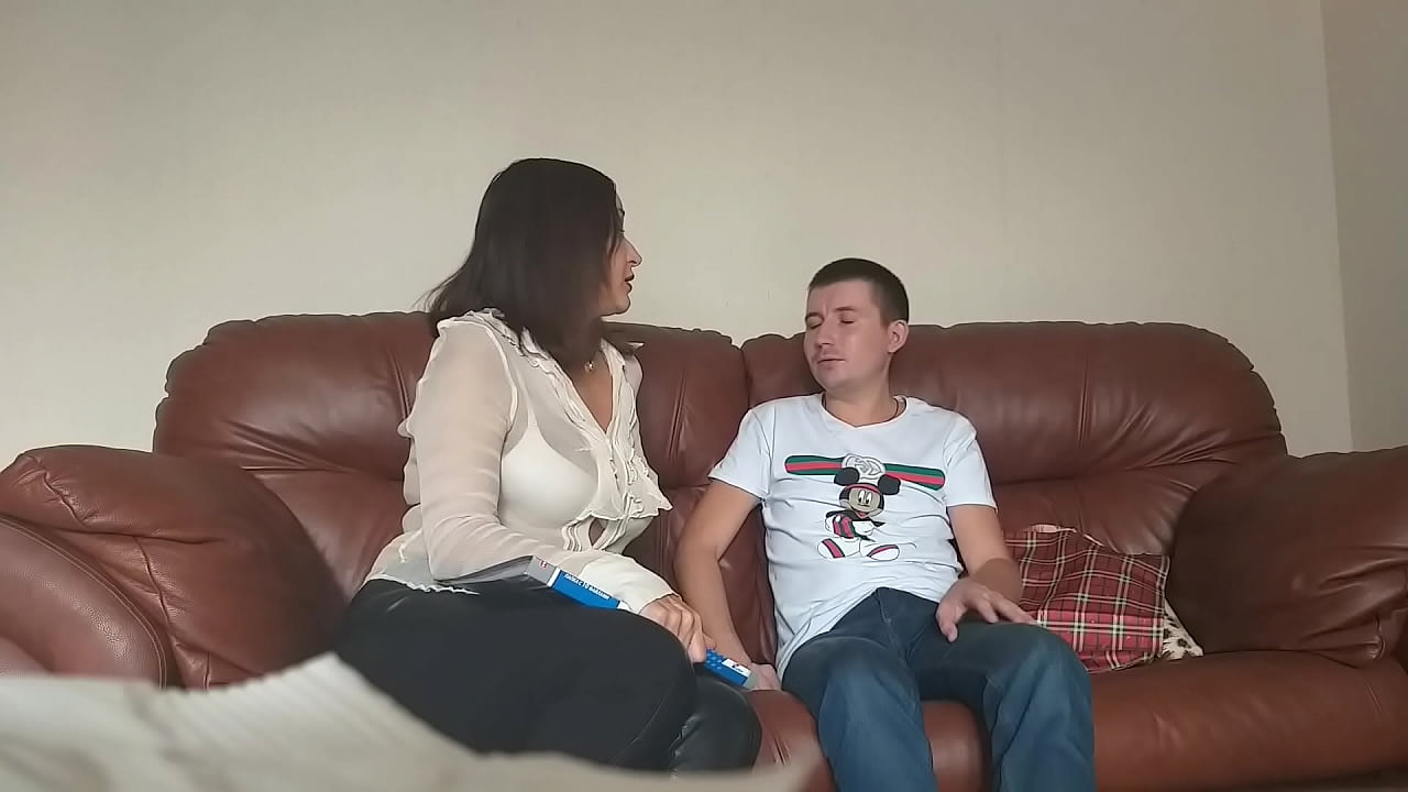 Oileanach diùid a’ fucked tidsear neo-sheasmhach (Milf Alina Tumanova)