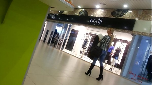 Cool chick anns a’ mhòr-bhùth.