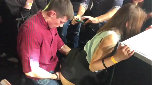 Gnè fìor ann an club oidhche Ruiseanach. Nighean Ruiseanach 18-bliadhna anns an anus agus a ’bhànag fucked ann an club oidhche